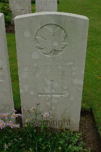 Etaples Military Cemetery - Lamont, Hugh Neil